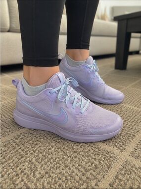 Nike Women's Light Purple Mesh Lace-Up Running Sneakers